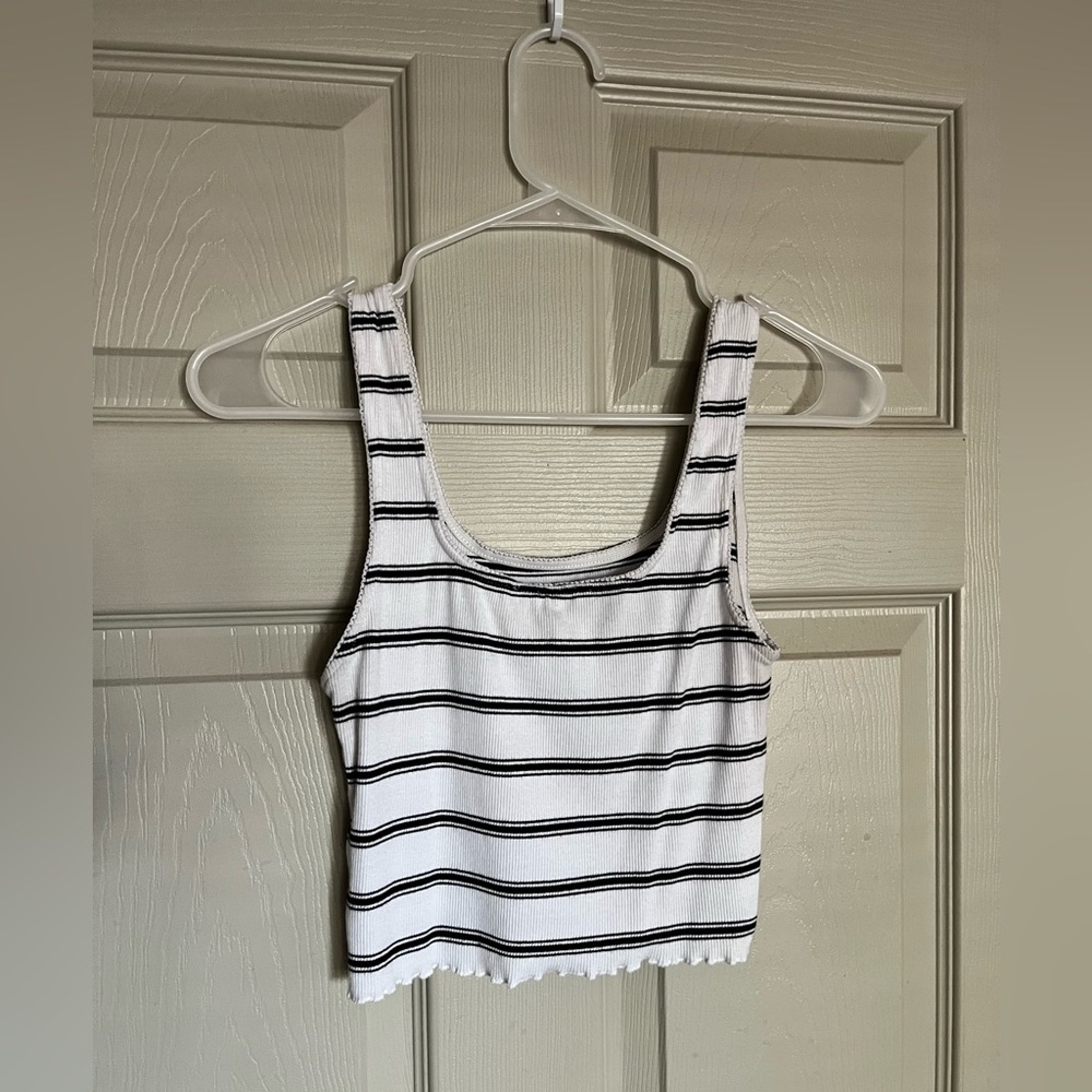 Tilly’s Black & White Cropped Tank Size Medium
